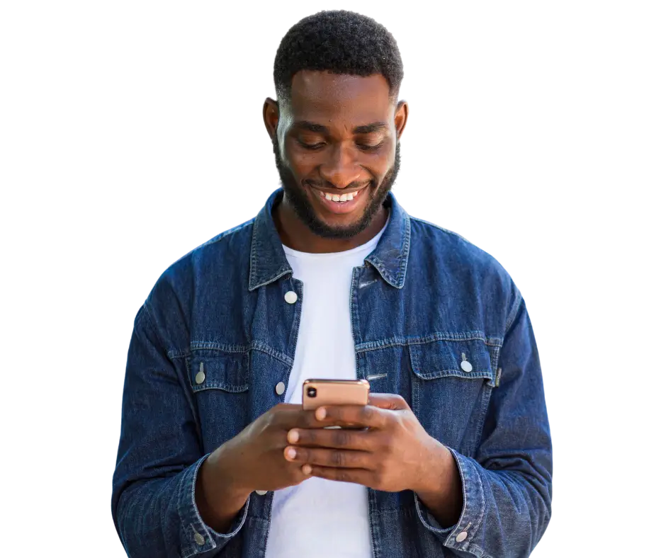 Homme homme souriant en regardant son portable