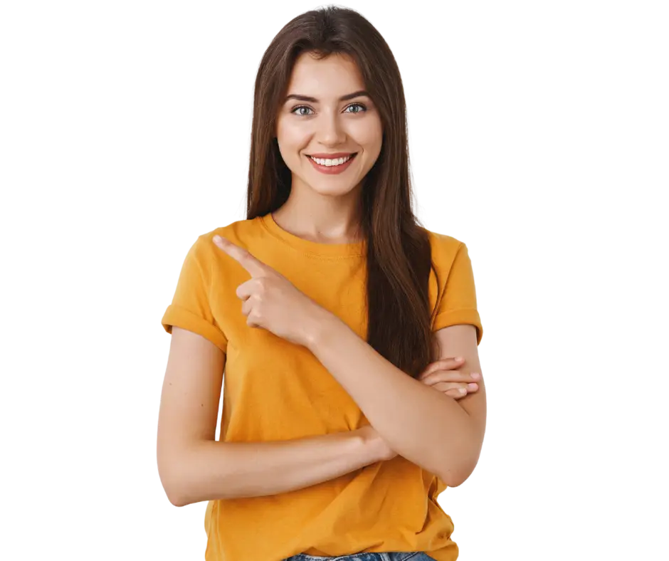 Jeune femme souriante pointant du doigt