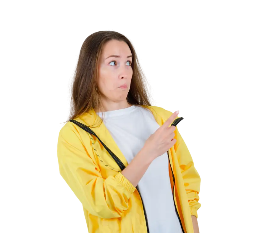 Jeune femme portant une veste jaune pointant du doigt quelque chose