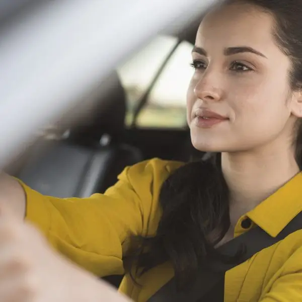 Jeune femme au volant regardant la route devant elle
