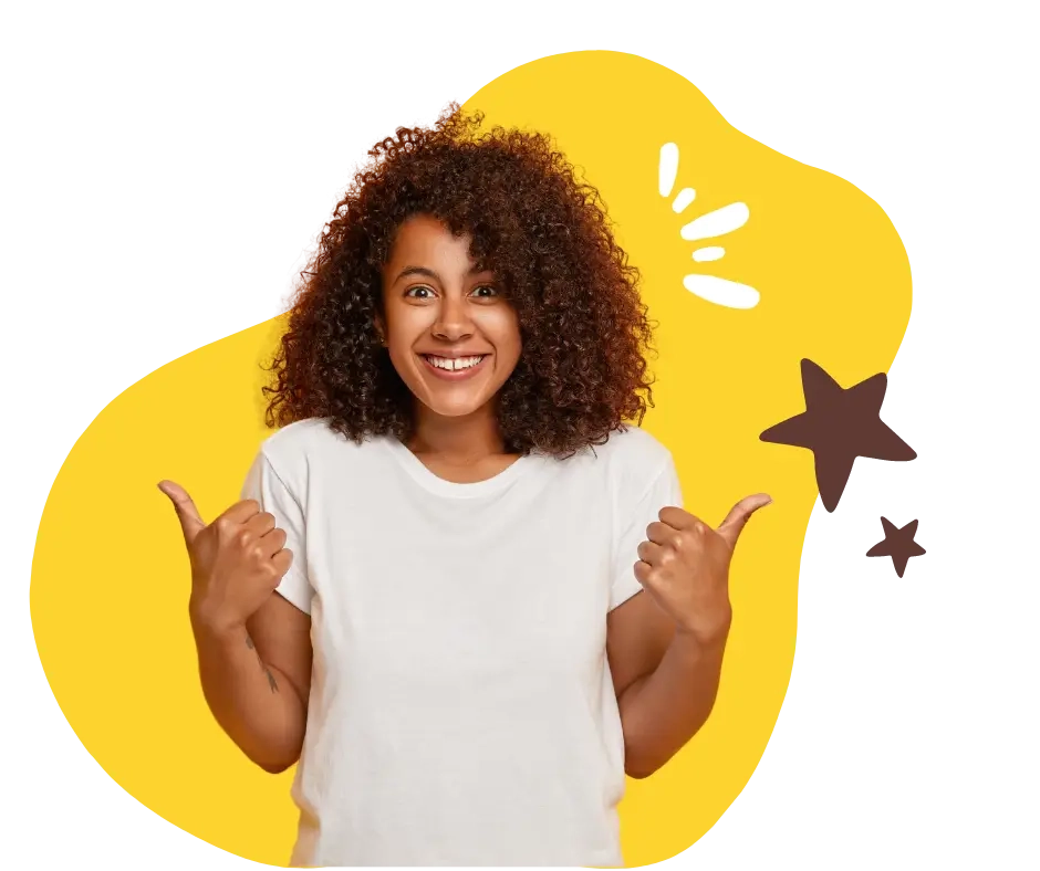 Une jeune femme heureuse avec le sourire, les pouces en l'air