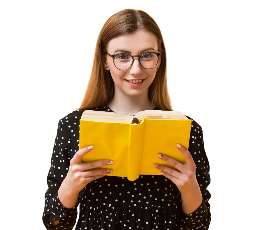Jeune femme tenant un livre jaune dans les main, regardant face à elle