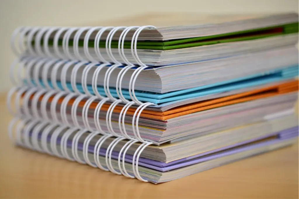 Pile de carnet de plusieurs couleurs reliées par anneaux