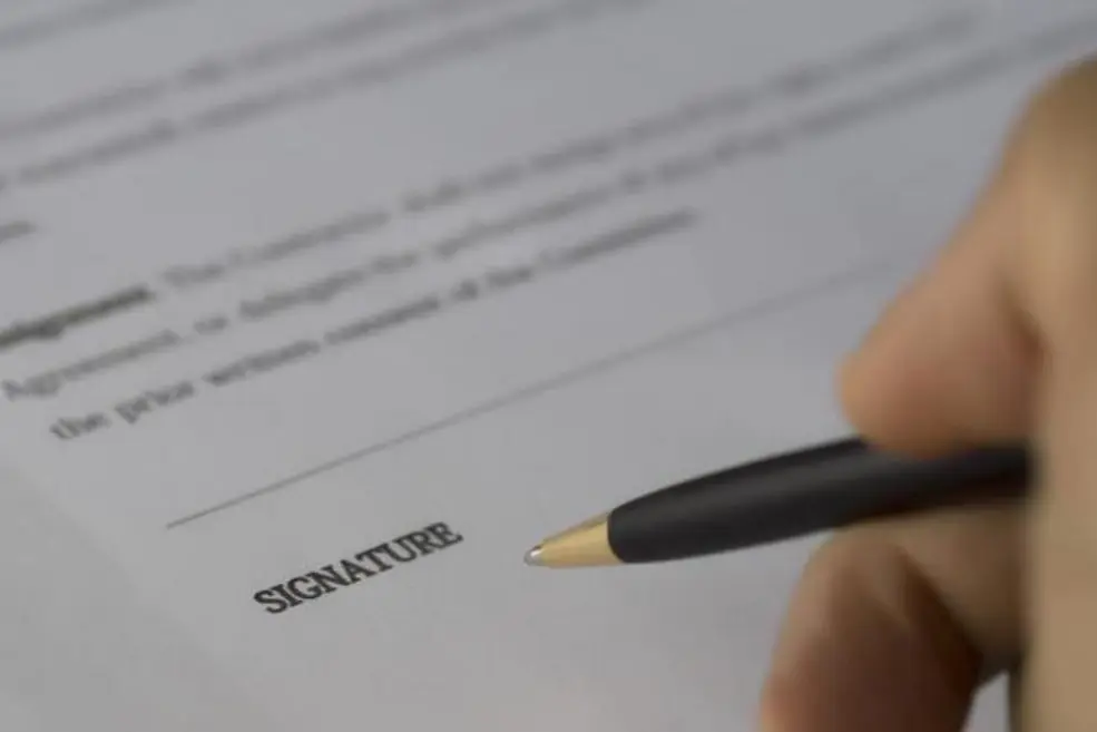 Gros plan sur l'encadré "signature" d'un document ou texte officiel.